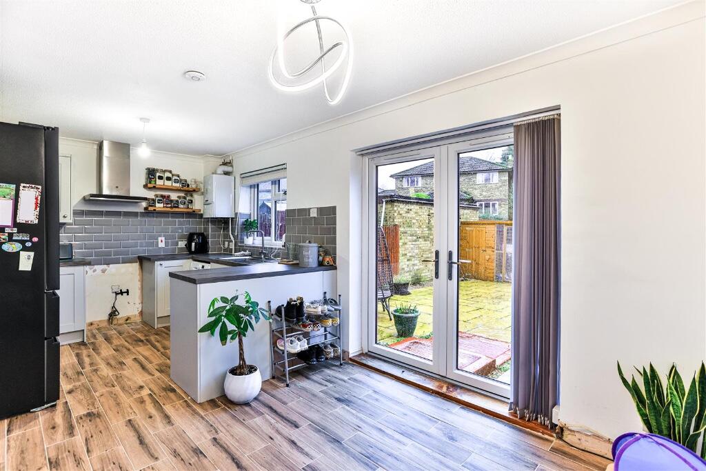 3 bedroom semidetached house for sale in Thorpe Street, Raunds, NN9