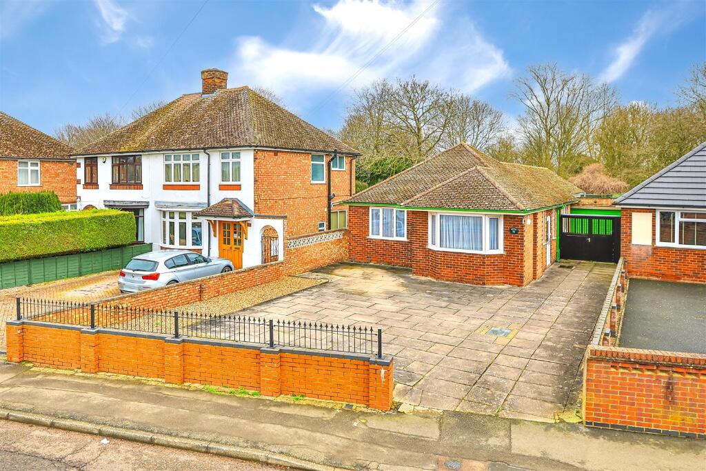 3 bedroom detached bungalow for sale in Hall Avenue, Rushden, Northamptonshire, NN10