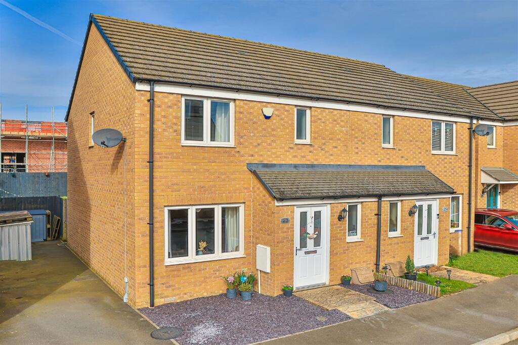 3 bedroom semidetached house for sale in Green Crescent, Desborough, NN14