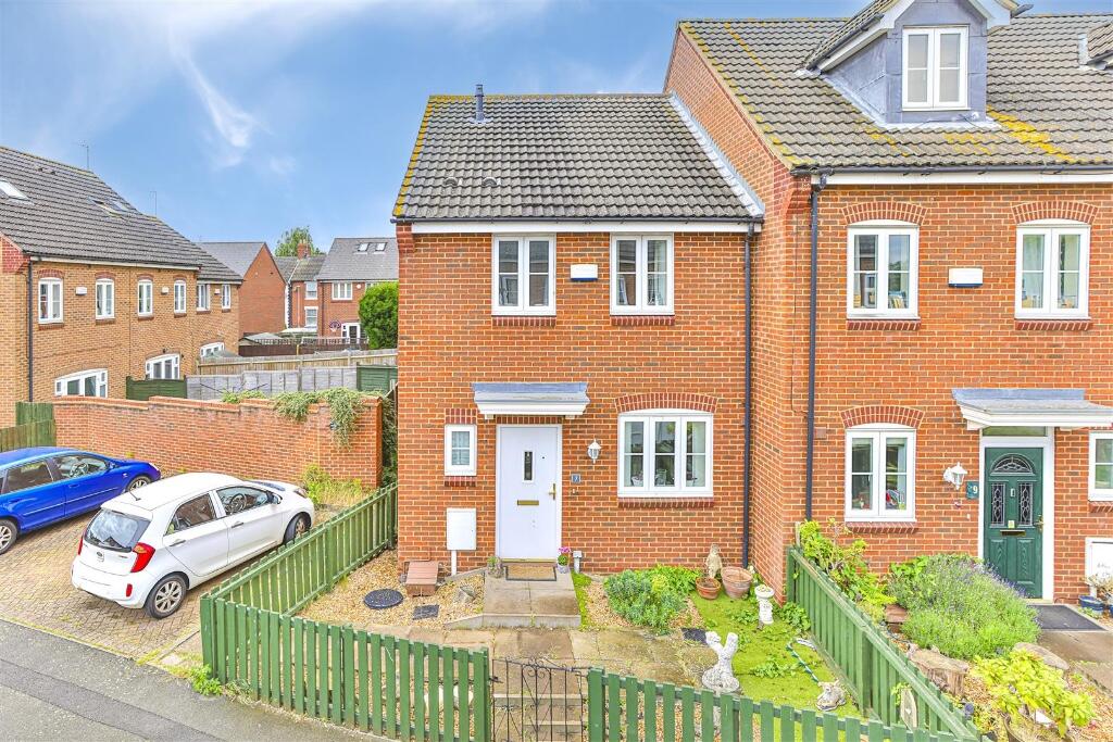 3 bedroom semidetached house for sale in Coles Close, Burton Latimer, NN15