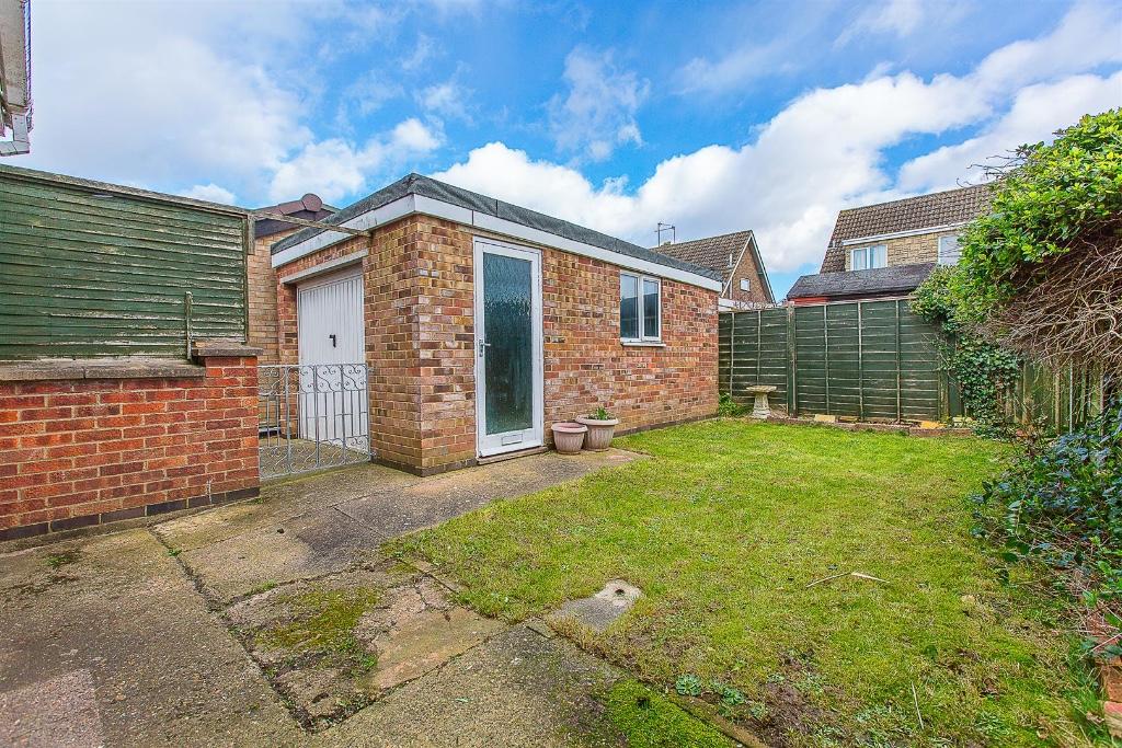 3 bedroom semidetached house for sale in St. Josephs Close, Kettering
