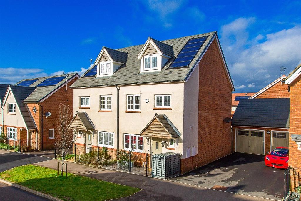 4 bedroom town house for sale in Manor Road, Barton Seagrave