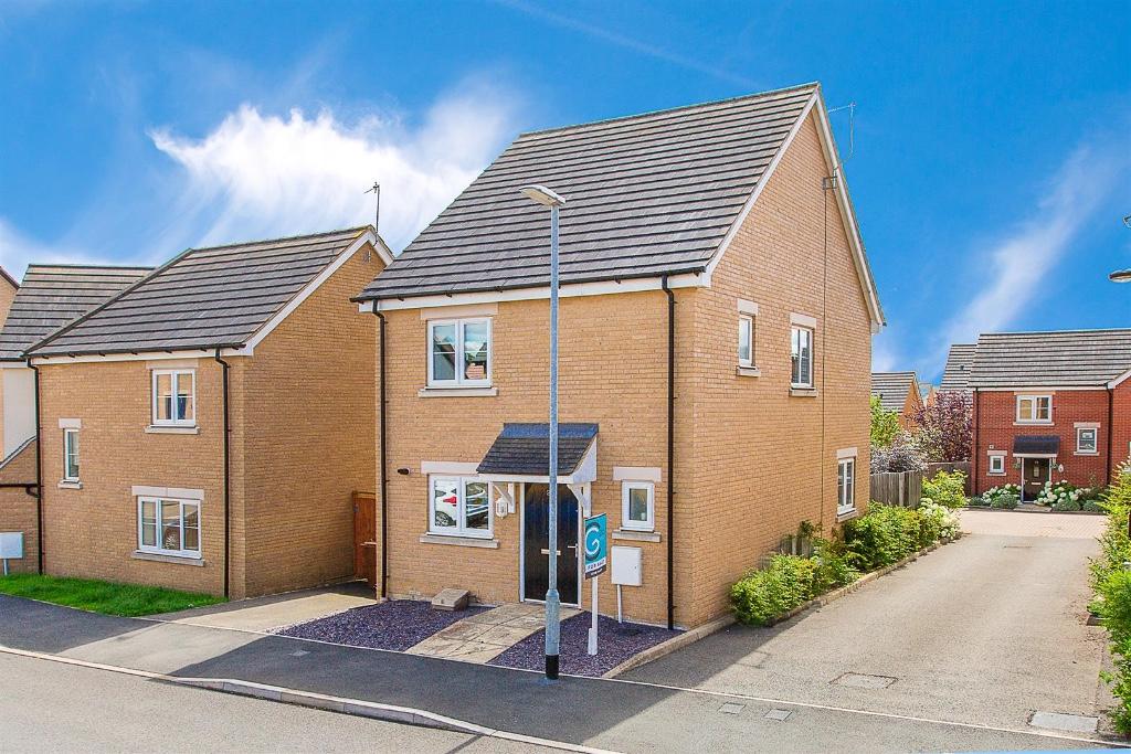 3 bedroom detached house for sale in Epping Road, Corby