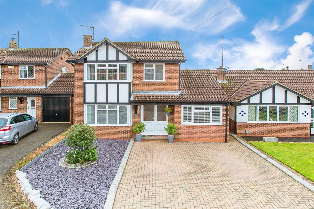 3 bedroom detached house for sale in Thorn Close, Kettering