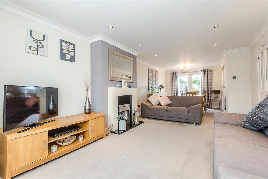 3 bedroom detached house for sale in Thorn Close, Kettering