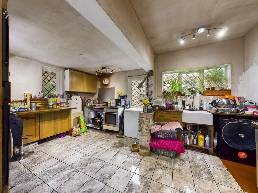 5 bedroom detached house for sale in Mogador, Lower Kingswood, Tadworth