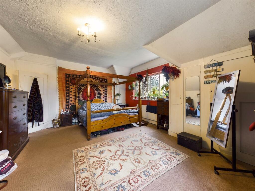 5 bedroom detached house for sale in Mogador, Lower Kingswood, Tadworth