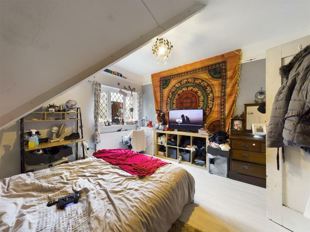 5 bedroom detached house for sale in Mogador, Lower Kingswood, Tadworth