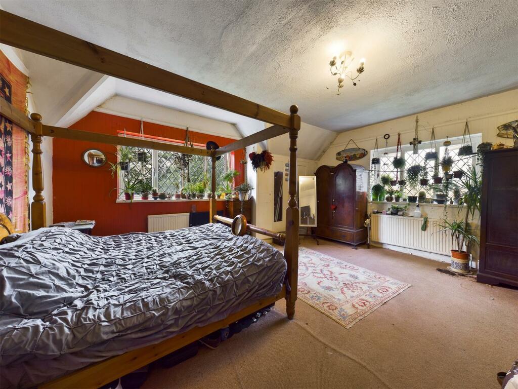 5 bedroom detached house for sale in Mogador, Lower Kingswood, Tadworth