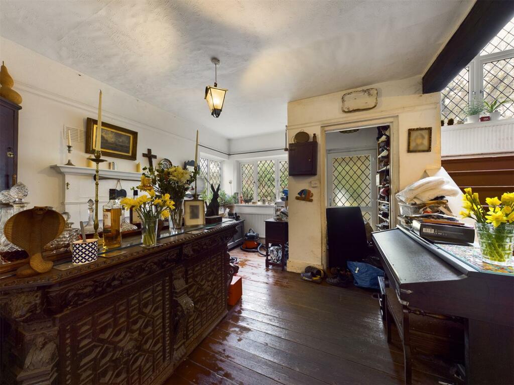 5 bedroom detached house for sale in Mogador, Lower Kingswood, Tadworth