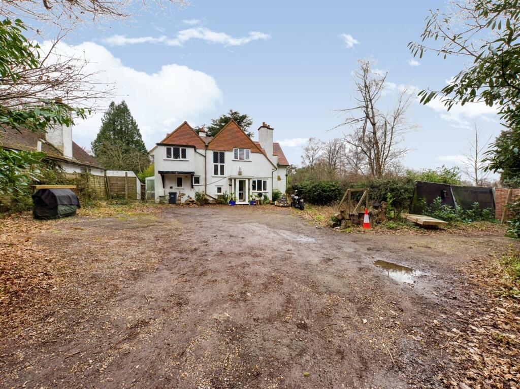 5 bedroom detached house for sale in Mogador, Lower Kingswood, Tadworth