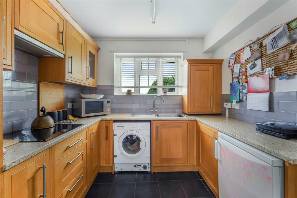 2 bedroom flat for sale in Radstock Way, Merstham, Redhill, RH1