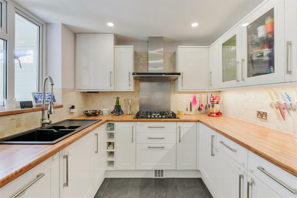 4 bedroom house for sale in Bletchingley Close, Merstham, Surrey, RH1 3PL, RH1