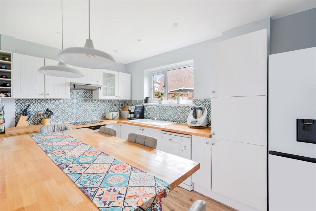Main image of property: Shale Green, Merstham, RH1 3QE