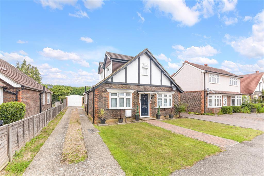 3 bedroom detached bungalow for sale in Melton Road, Merstham RH1 3HB, RH1