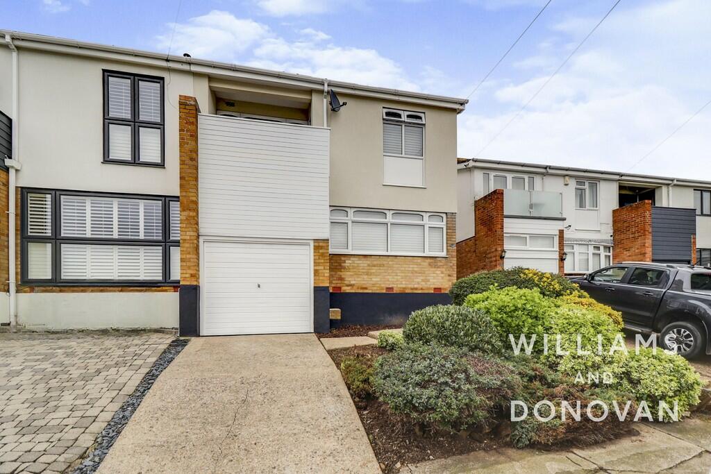 3 bedroom semidetached house for rent in Durley Close, Benfleet, SS7