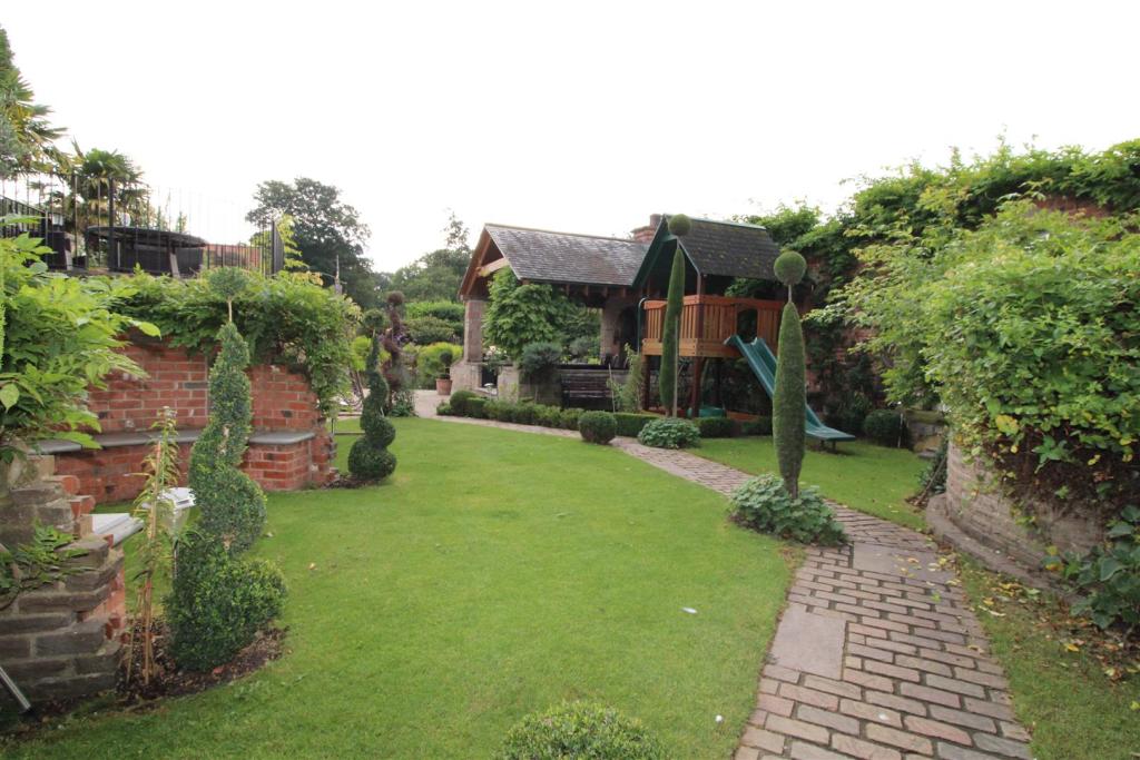 5 bedroom detached bungalow for sale in Turnerwood, Thorpe Salvin