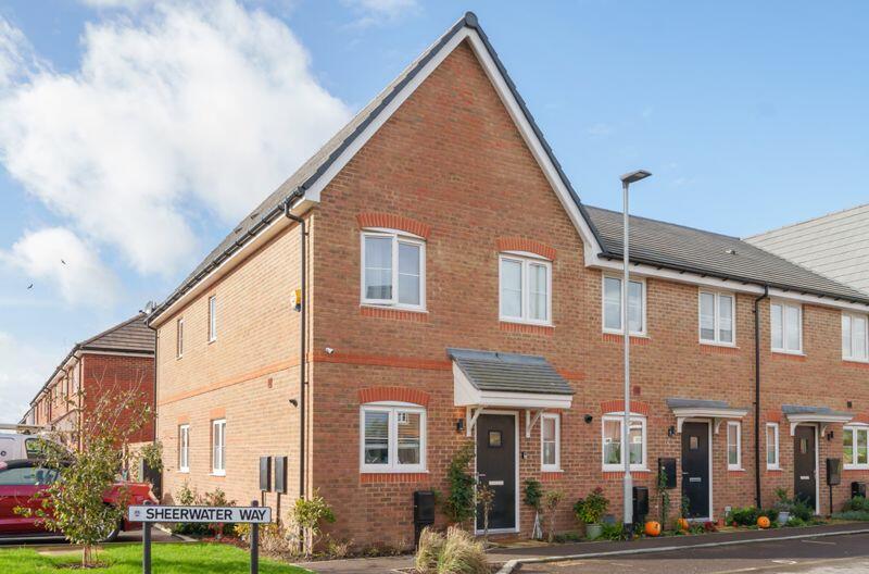 3 bedroom end of terrace house for sale in Sheerwater Way, Chichester, PO20