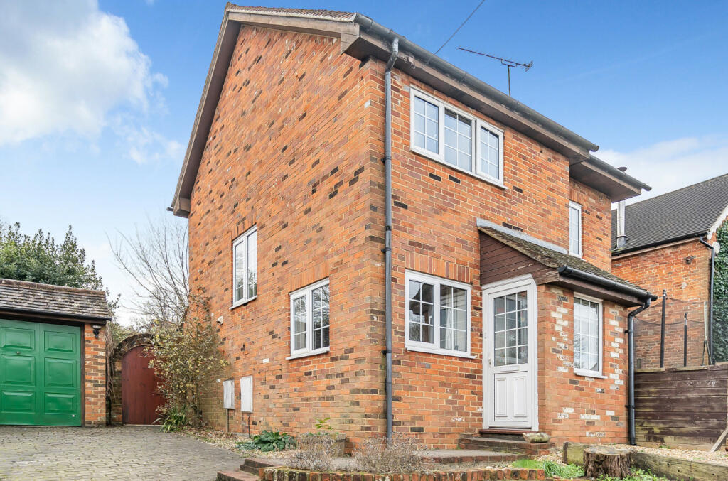 3 bedroom detached house for sale in The Street, Wrecclesham, Farnham