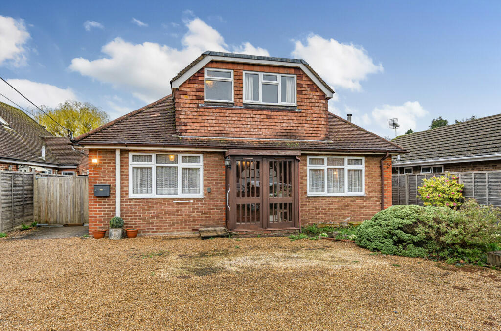 4 bedroom detached house for sale in Lower Weybourne Lane, Farnham
