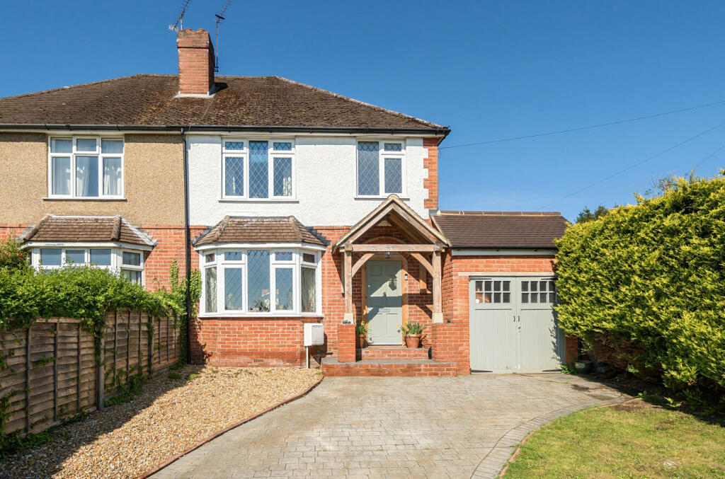 3 bedroom semidetached house for sale in West Avenue, Farnham, Surrey, GU9