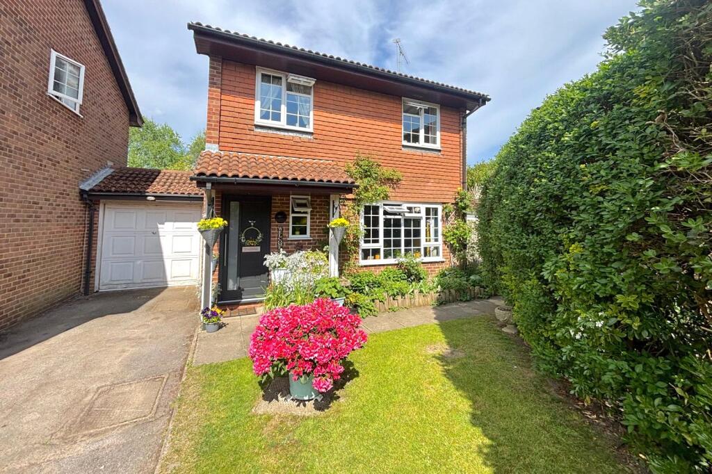 Main image of property: Glorney Mead, Badshot Lea, Farnham, Surrey, GU9
