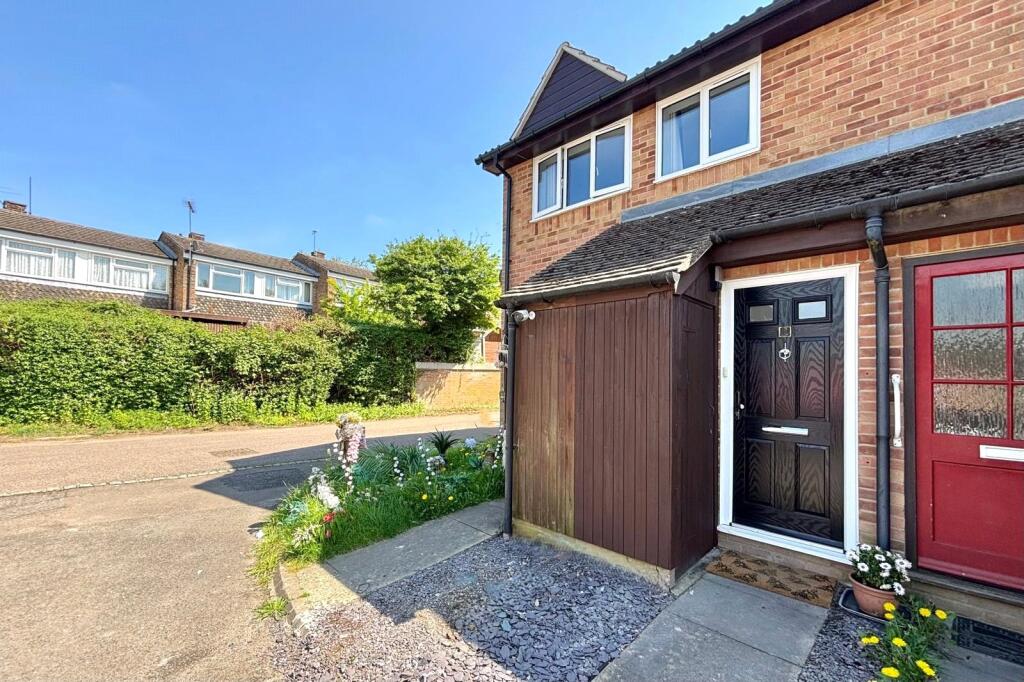 Main image of property: The Buntings, Weydon Lane, Farnham, Surrey, GU9