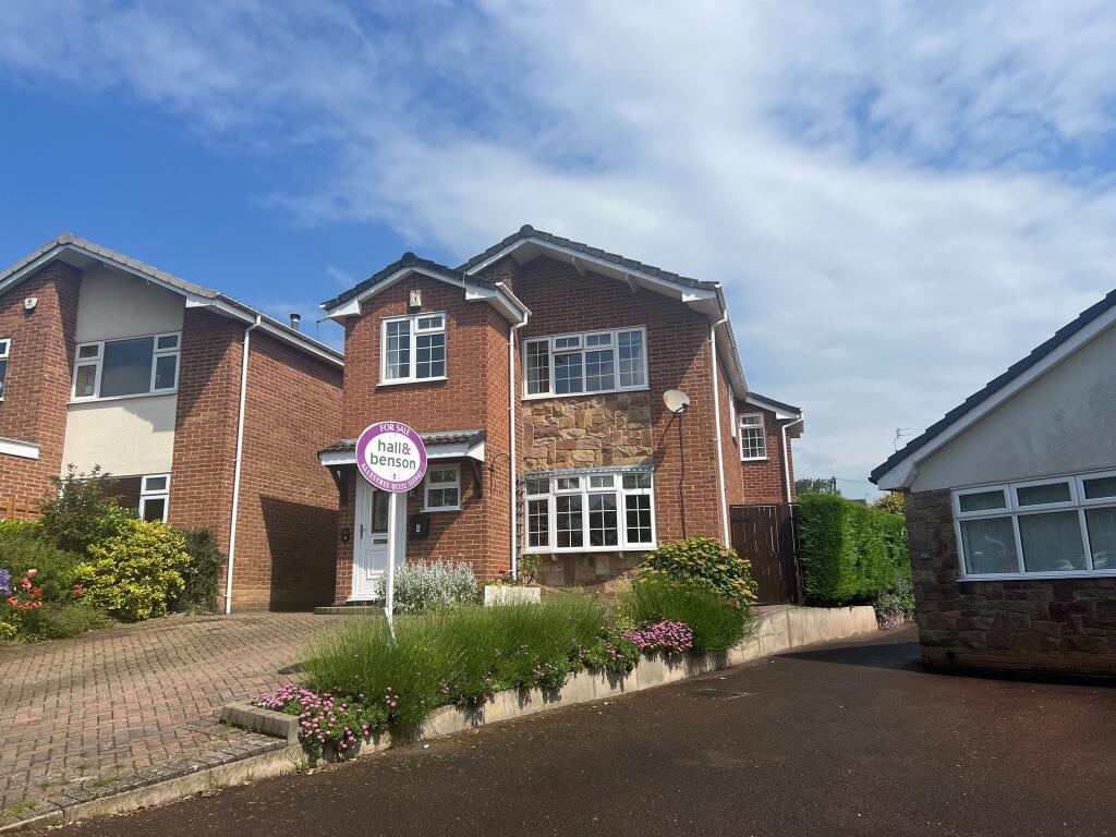 4 bedroom detached house for sale in Home Farm Drive, Allestree, Derby