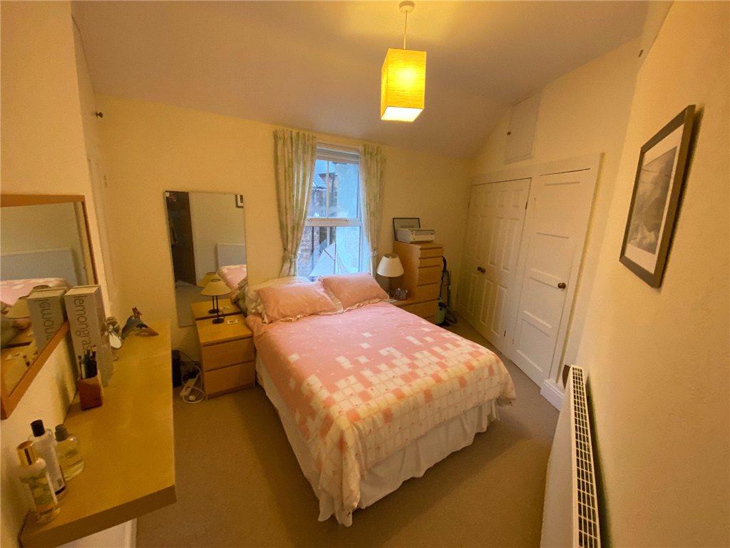 Image: https://media.rightmove.co.uk/105k/104765/87282112/104765_ALT180430_IMG_07_0000.jpg