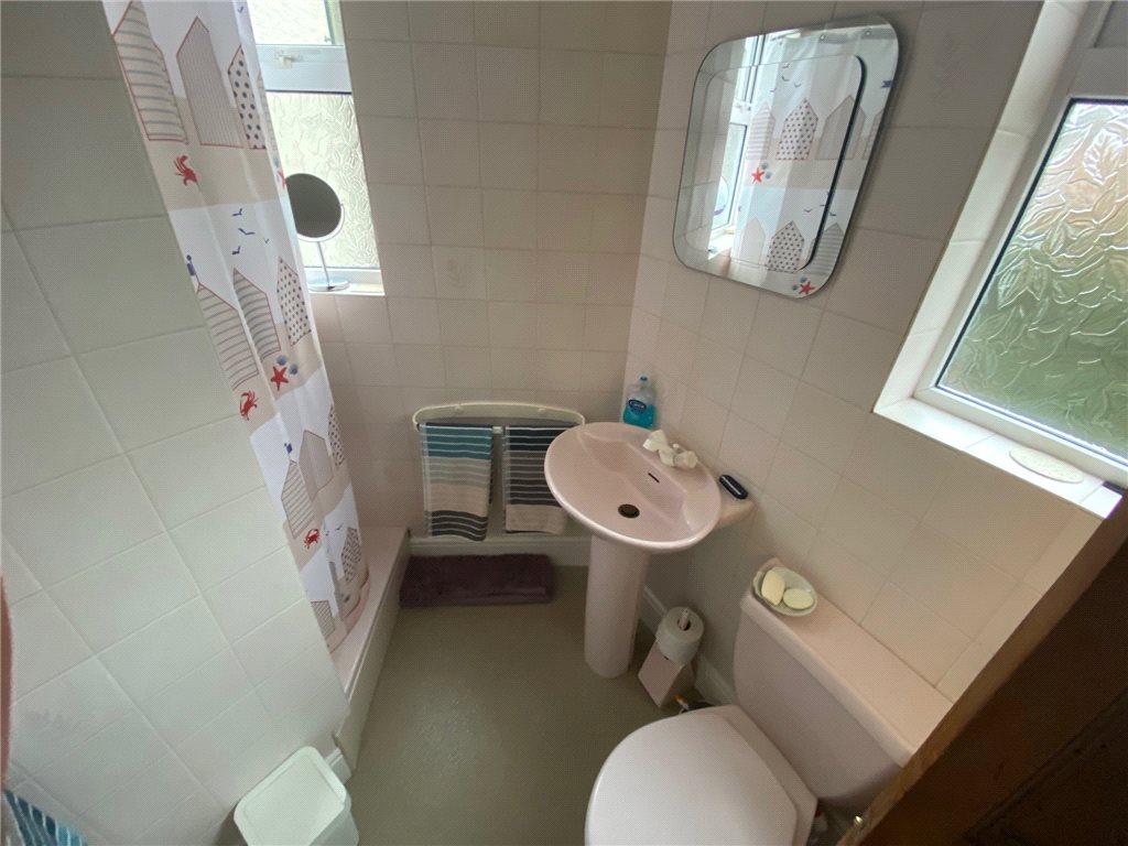 Image: https://media.rightmove.co.uk/105k/104765/87282112/104765_ALT180430_IMG_08_0000.jpg