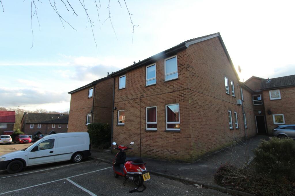 Studio flat for sale in Hillingdale, Crawley, West Sussex. RH11 9PF, RH11