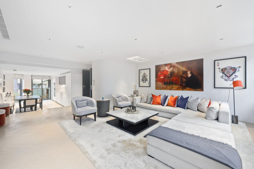 2 bedroom apartment for sale in Goodge Street, London, W1T