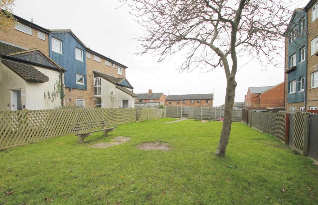 3 bedroom duplex for sale in Cromwell Road, Rushden, NN10