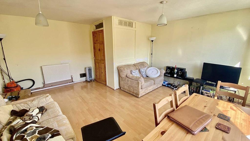 3 bedroom duplex for sale in Cromwell Road, Rushden, NN10