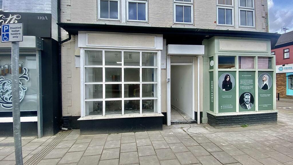 Commercial property for rent in High Street, Rushden, NN10