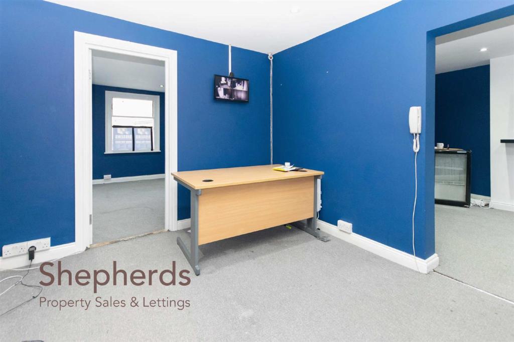 Commercial property for rent in High Street, Cheshunt, EN8