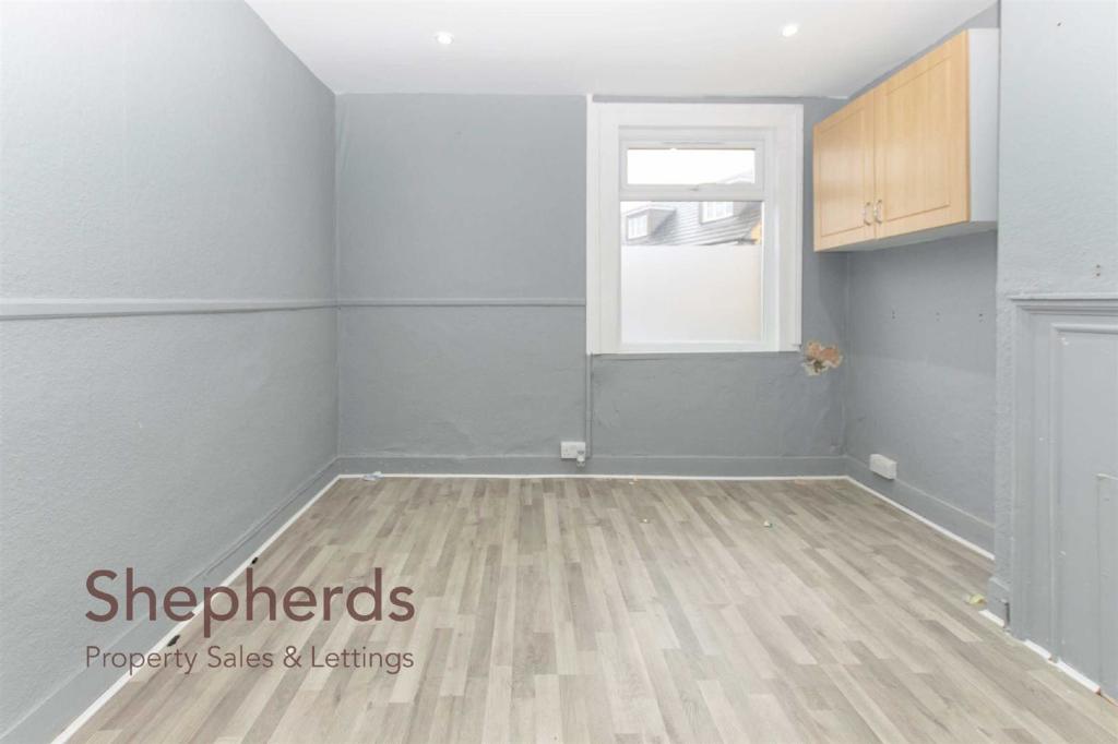 Commercial property for rent in High Street, Cheshunt, EN8