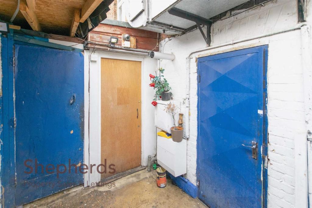 Commercial property for rent in High Street, Cheshunt, EN8