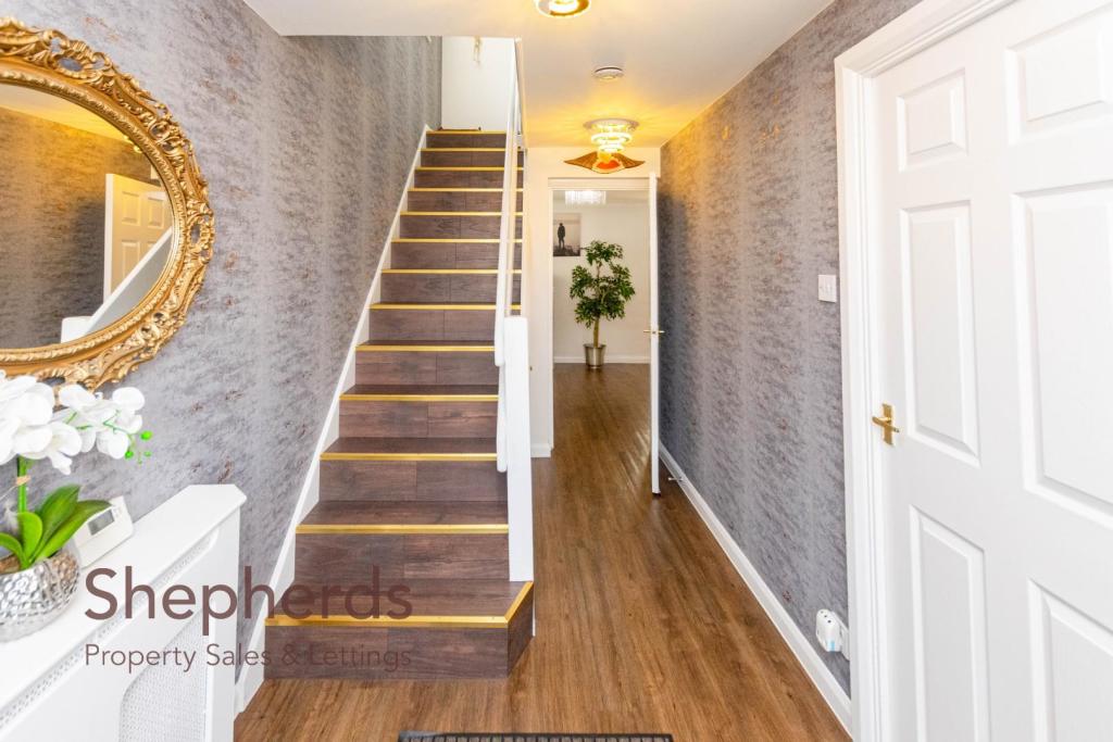 4 bedroom semidetached house for sale in Herongate Road, Cheshunt, EN8