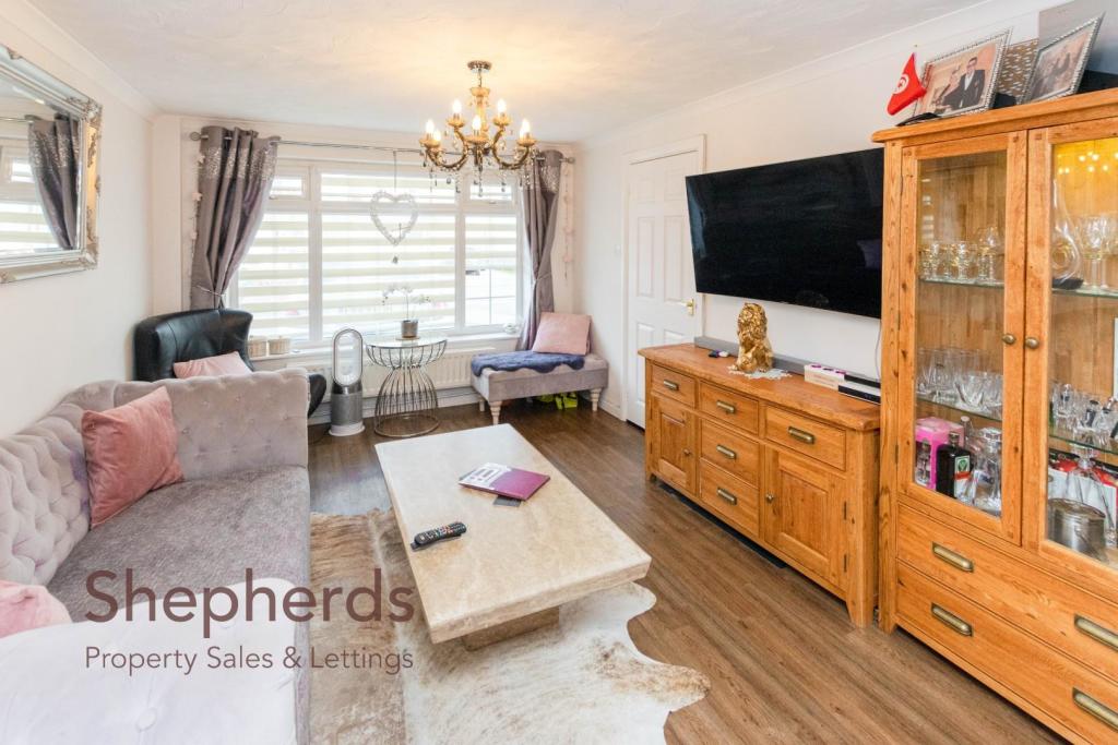 4 bedroom semidetached house for sale in Herongate Road, Cheshunt, EN8
