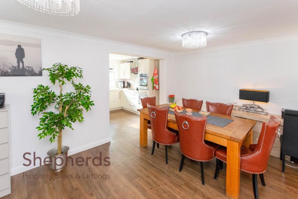 4 bedroom semidetached house for sale in Herongate Road, Cheshunt, EN8