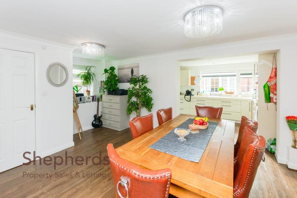 4 bedroom semidetached house for sale in Herongate Road, Cheshunt, EN8