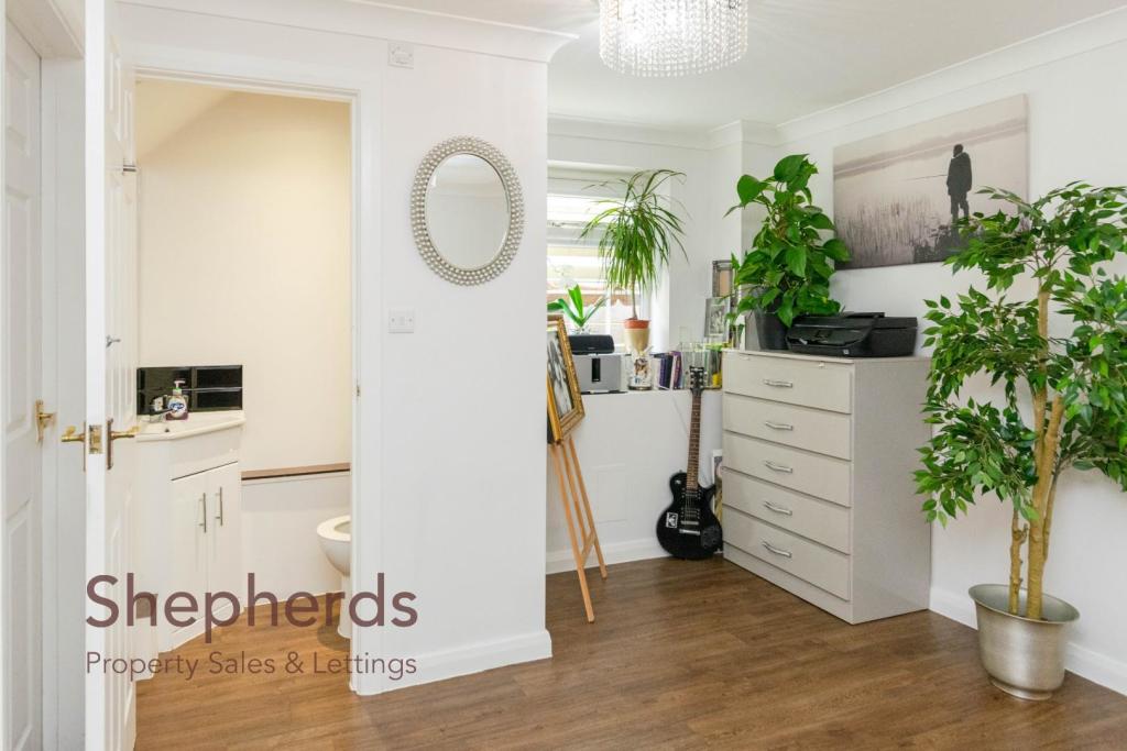 4 bedroom semidetached house for sale in Herongate Road, Cheshunt, EN8