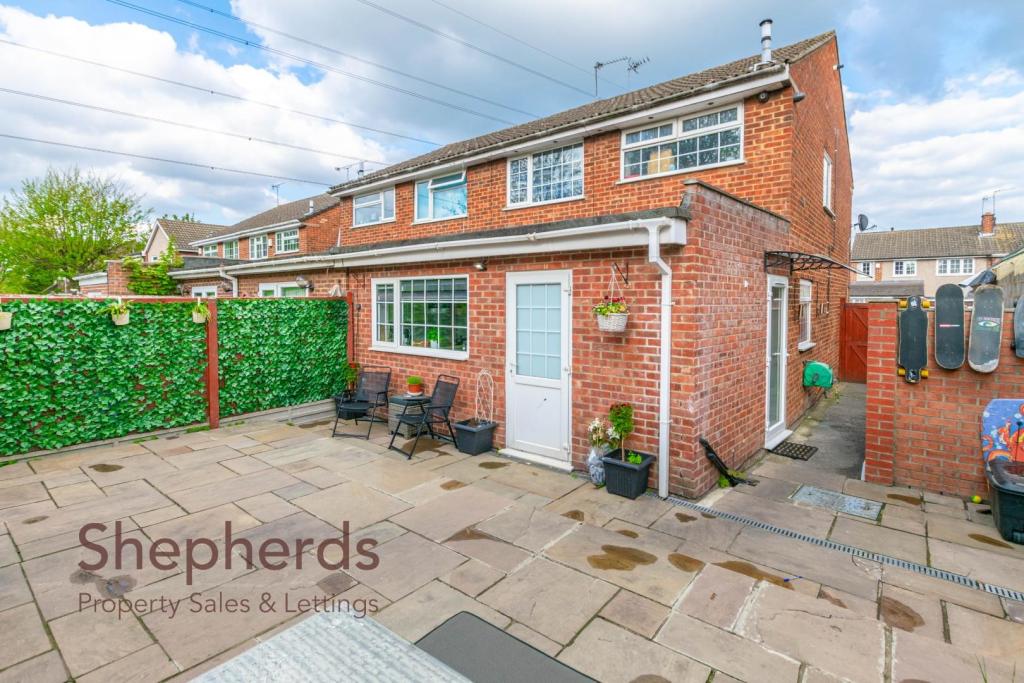 4 bedroom semidetached house for sale in Herongate Road, Cheshunt, EN8