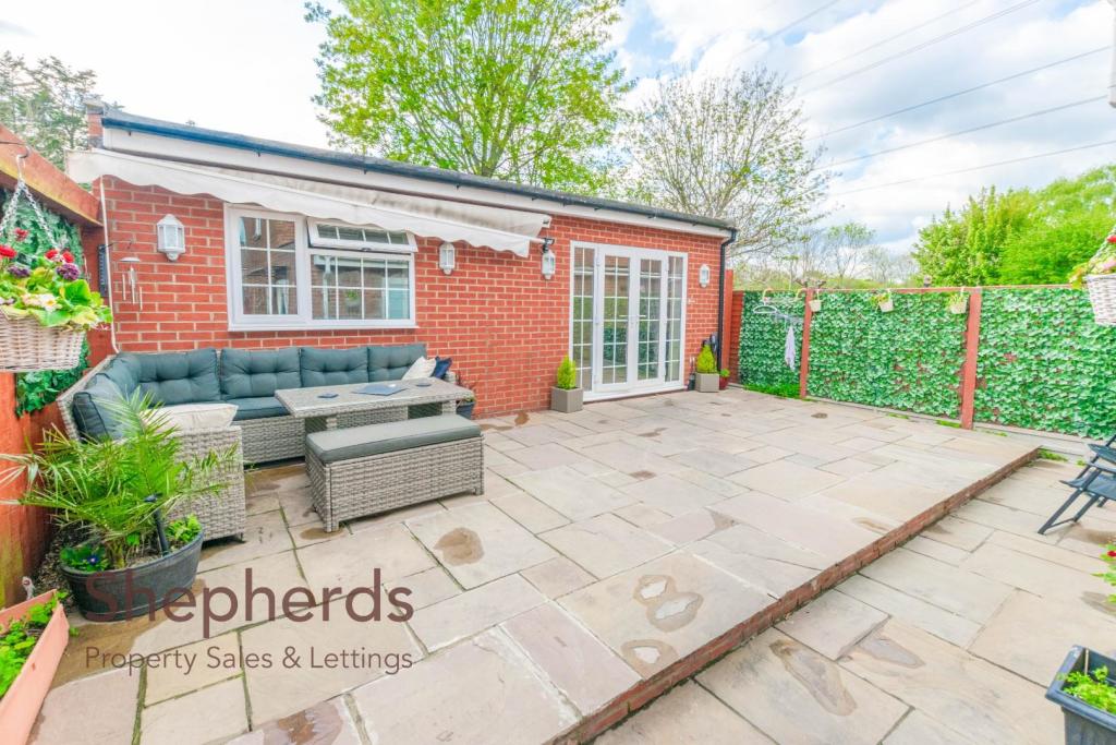 4 bedroom semidetached house for sale in Herongate Road, Cheshunt, EN8