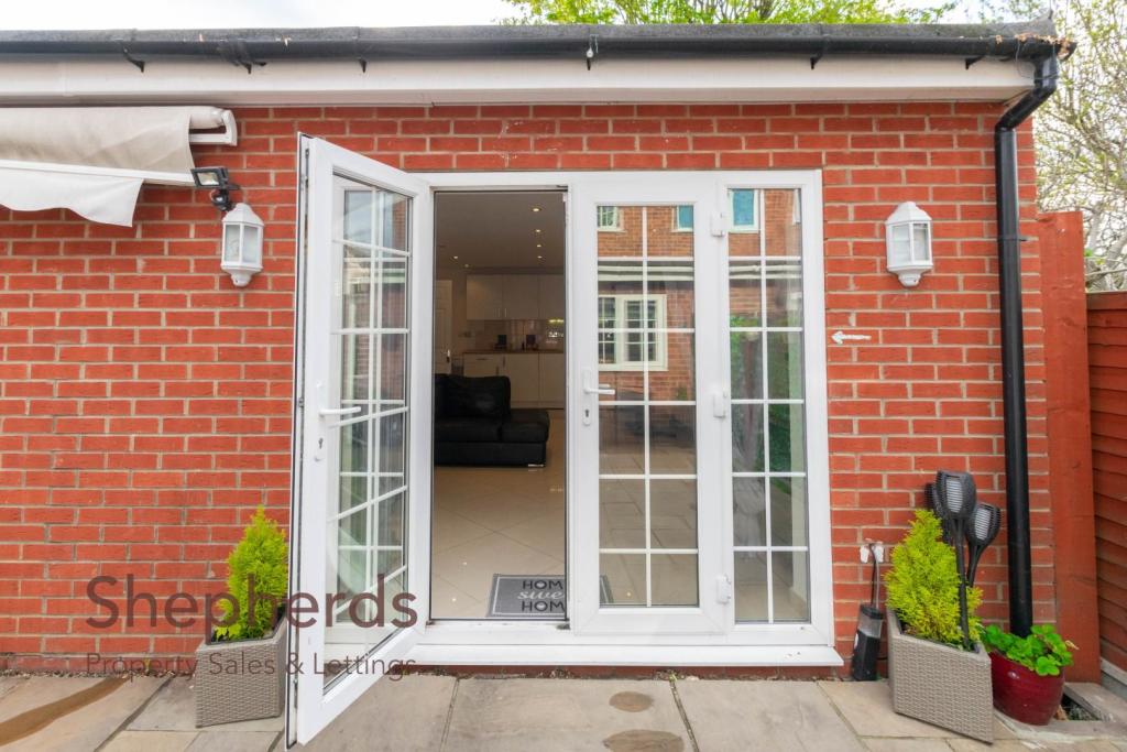 4 bedroom semidetached house for sale in Herongate Road, Cheshunt, EN8
