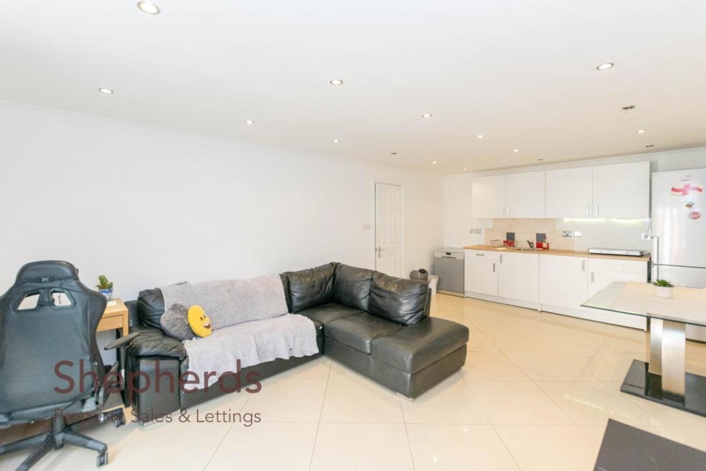 4 bedroom semidetached house for sale in Herongate Road, Cheshunt, EN8
