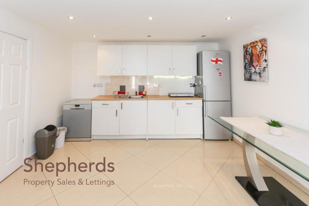 4 bedroom semidetached house for sale in Herongate Road, Cheshunt, EN8