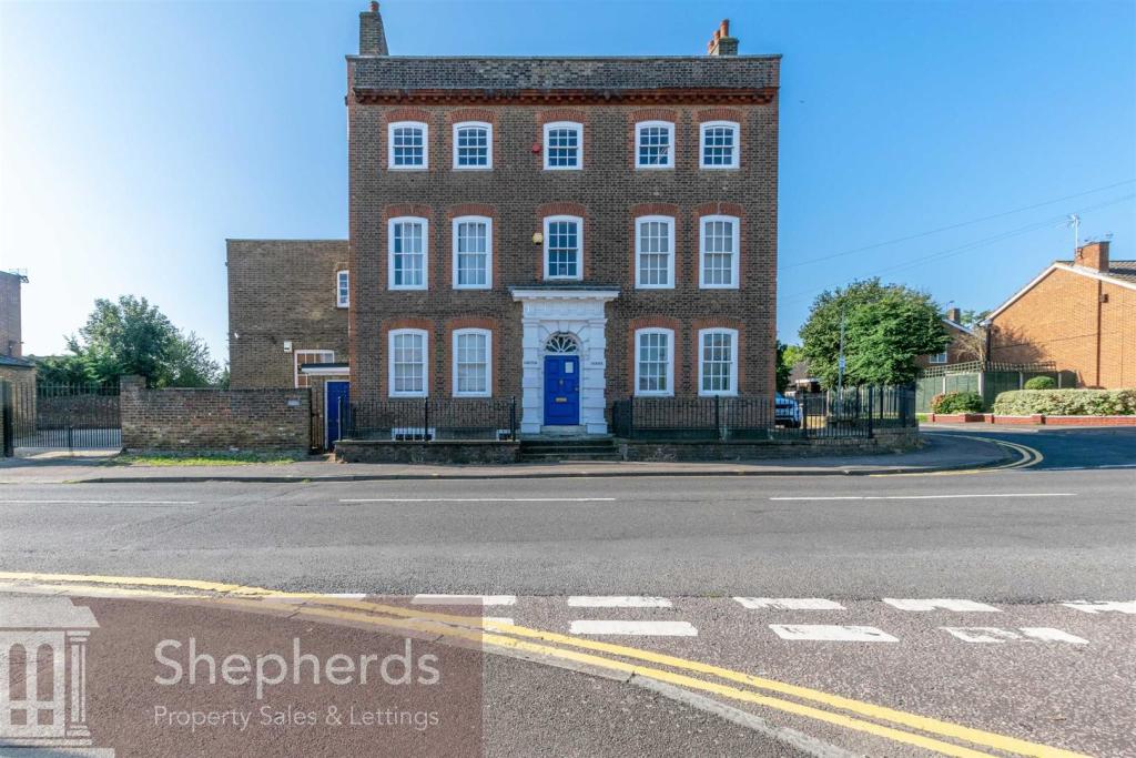 Commercial property for rent in Church Lane, Cheshunt, EN8