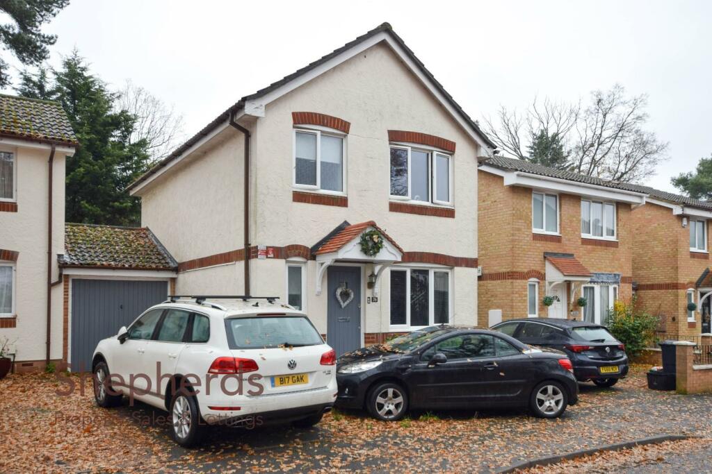 3 bedroom detached house for sale in Friends Avenue, Cheshunt, EN8